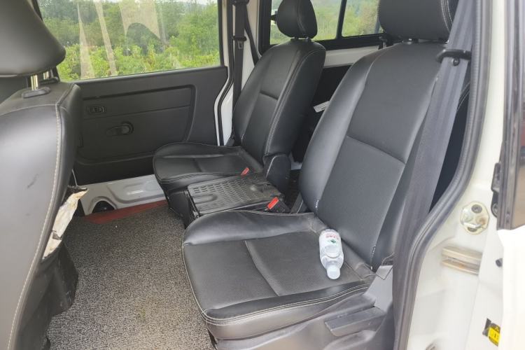 Used Jinbei Gold Hiace 2023 1.5L Passenger Van Travel Lion 5/6/7-Seater with Central Air Conditioning Left Rear Seat