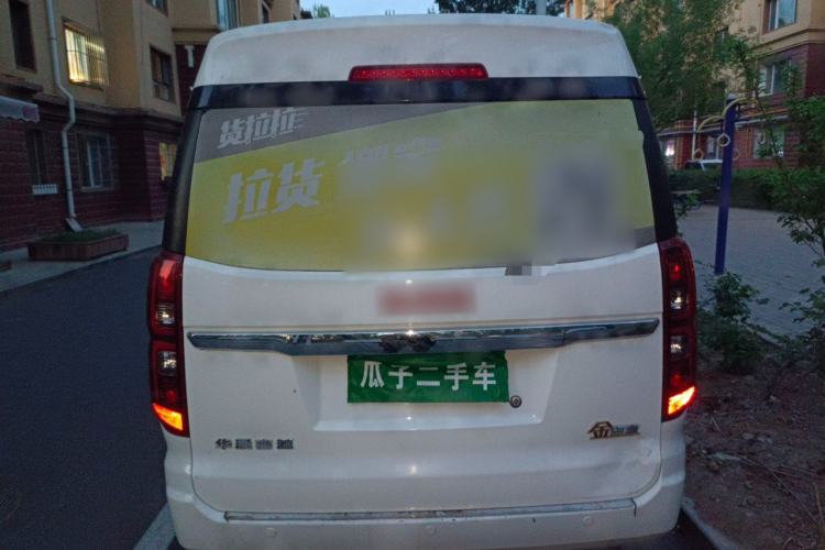 Used Jinbei Gold Hiace 2023 1.5L Passenger Van Travel Lion 5/6/7-Seater with Central Air Conditioning Rear