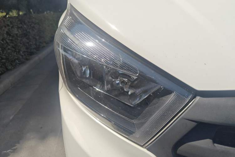 Used Jinbei Gold Hiace 2023 2.0L Passenger Van Engineering Lion 5/6/7 Seats Right Front Headlight