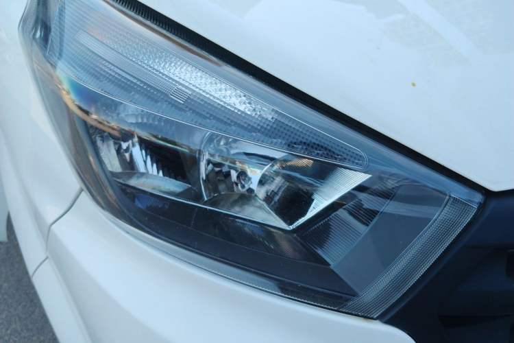 Used Jinbei Gold Hiace 2023 1.5L Passenger Vehicle Engineering Lion 5/6/7 Seater Right Front Headlight