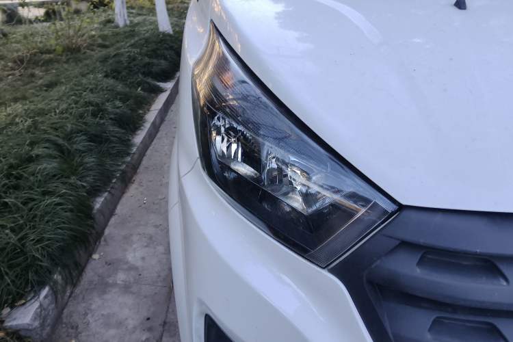 Used Jinbei Gold Hiace 2023 1.5L Passenger Vehicle Engineering Lion 5/6/7 Seater Right Front Headlight