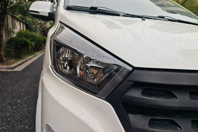 Used Jinbei Gold Hiace 2023 1.5L Passenger Van Travel Lion 5/6/7-Seater with Central Air Conditioning Right Front Headlight