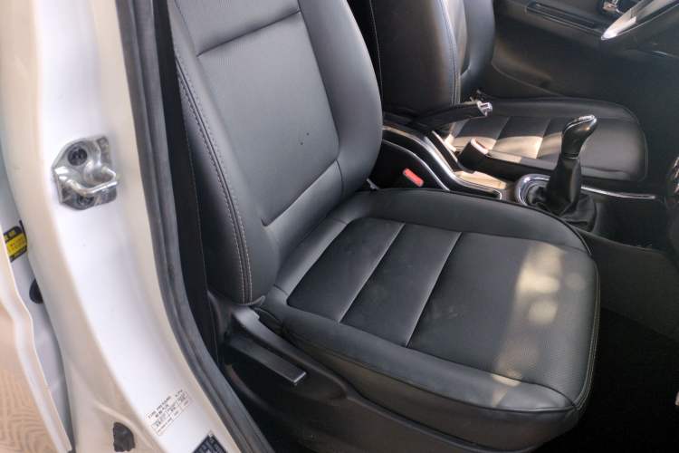 Used Jinbei Gold Hiace 2023 1.5L Passenger Van Travel Lion 9-Seater with Central Air Conditioning Right Front Seat