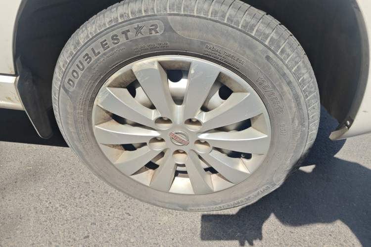 Used Jinbei Gold Hiace 2023 2.0L Passenger Van Engineering Lion 5/6/7 Seats Right Front Wheel Hub