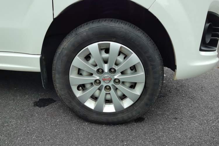 Used Jinbei Gold Hiace 2023 1.5L Passenger Vehicle Engineering Lion 5/6/7 Seater Right Front Wheel Hub