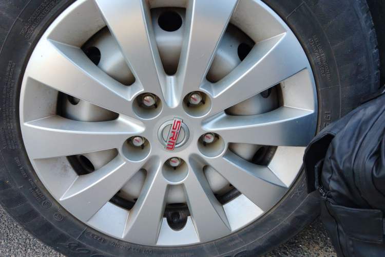 Used Jinbei Gold Hiace 2023 1.5L Passenger Vehicle Engineering Lion 5/6/7 Seater Right Front Wheel Hub