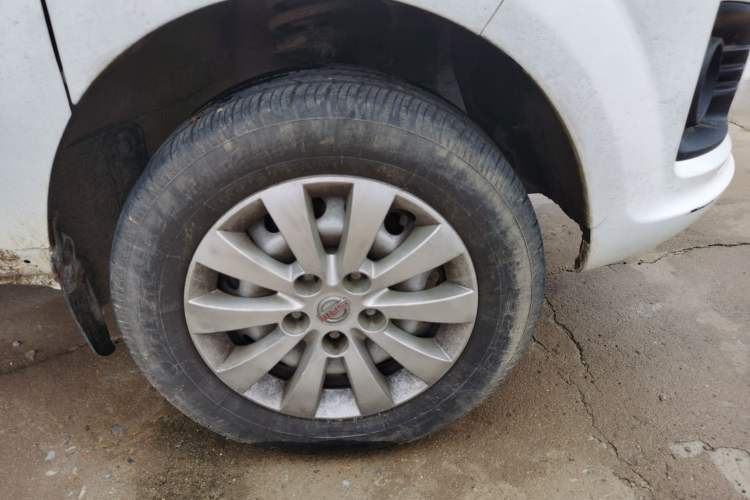 Used Jinbei Gold Hiace 2023 1.5L Passenger Vehicle Engineering Lion 9 Seats Right Front Wheel Hub