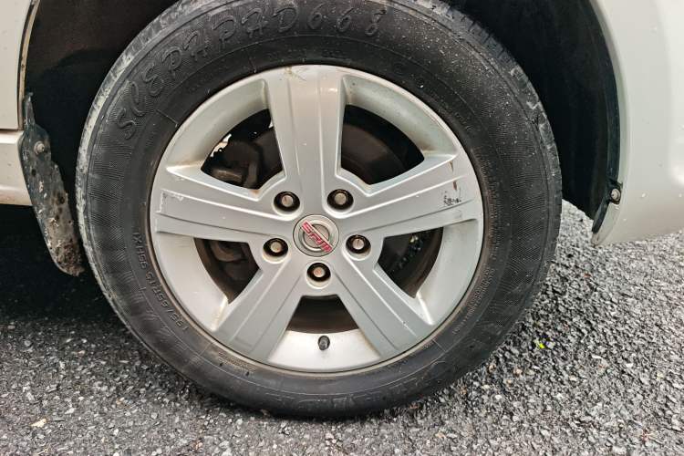 Used Jinbei Gold Hiace 2023 1.5L Passenger Van Travel Lion 5/6/7-Seater with Central Air Conditioning Right Front Wheel Hub