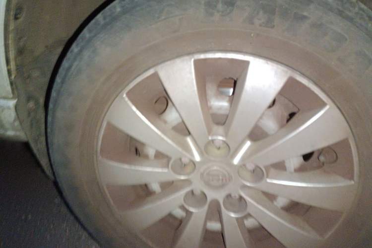 Used Jinbei Gold Hiace 2023 1.5L Passenger Van Travel Lion 5/6/7-Seater with Central Air Conditioning Right Front Wheel Hub