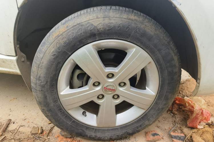 Used Jinbei Gold Hiace 2023 1.5L Passenger Van Travel Lion 5/6/7-Seater with Central Air Conditioning Right Front Wheel Hub