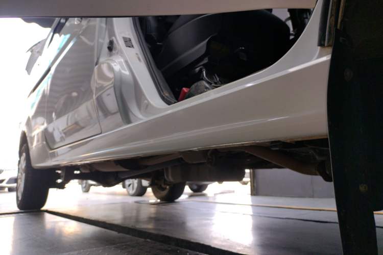 Used Jinbei Gold Hiace 2023 1.5L Passenger Vehicle Engineering Lion 5/6/7 Seater Right Side Sill