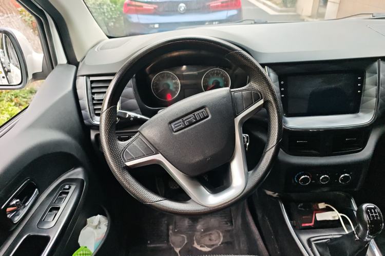 Used Jinbei Gold Hiace 2023 1.5L Passenger Van Travel Lion 5/6/7-Seater with Central Air Conditioning Steering Wheel