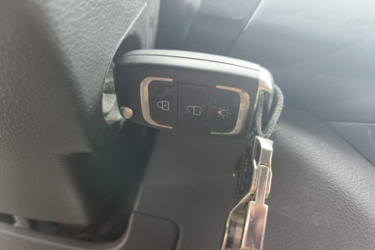Used Jinbei Gold Hiace 2023 1.5L Passenger Van Travel Lion 5/6/7-Seater with Central Air Conditioning Vehicle Key