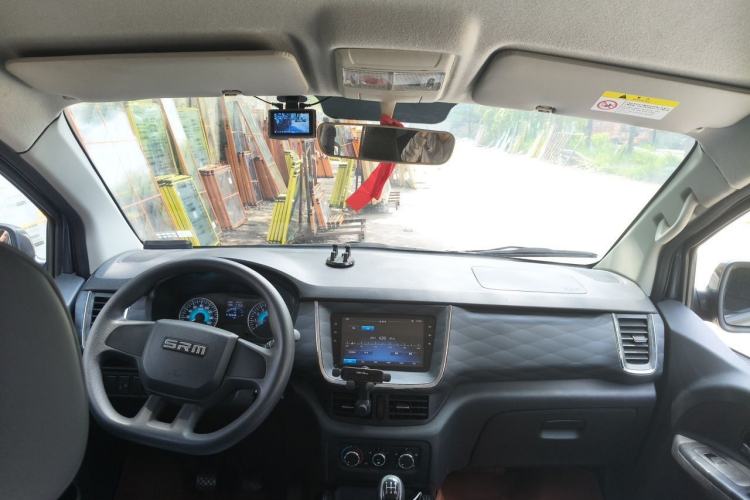 Used Jinbei Gold Hiace 2024 1.5L Passenger Vehicle Travel Lion 5/6/7-Seater with Central Air Conditioning Center Console