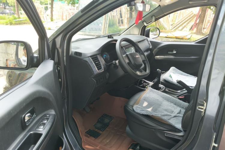Used Jinbei Gold Hiace 2024 1.5L Passenger Vehicle Travel Lion 5/6/7-Seater with Central Air Conditioning Driver Seat