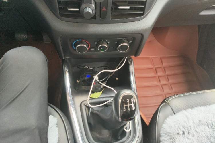 Used Jinbei Gold Hiace 2024 1.5L Passenger Vehicle Travel Lion 5/6/7-Seater with Central Air Conditioning Gear Lever