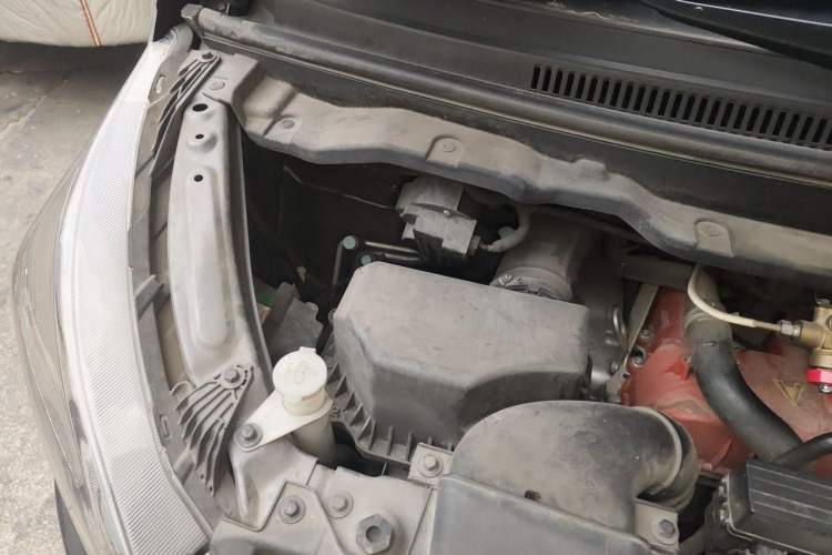 Used Jinbei Gold Hiace 2024 2.0L Commercial Version Travel Lion 7-Seater with 140L CNG Tank Engine Bay Right