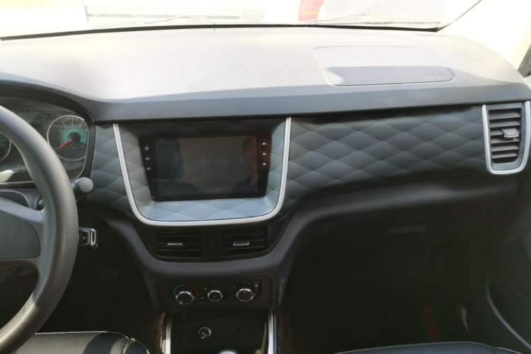 Used Jinbei Gold Hiace 2024 1.5L Passenger Vehicle Engineering Lion 9 Seats Audio And AC Panel