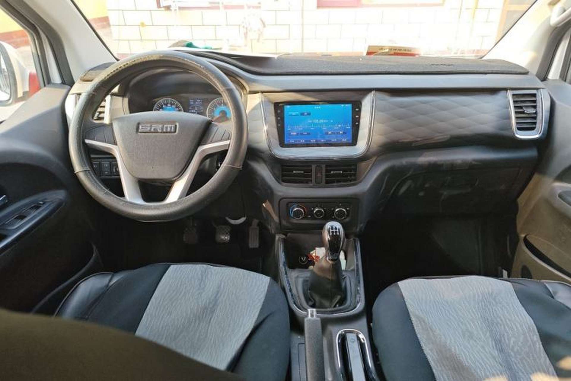 Used Jinbei Gold Hiace 2024 2.0L Travel Lion 5/6/7-Seater Central Air Conditioning Center Console