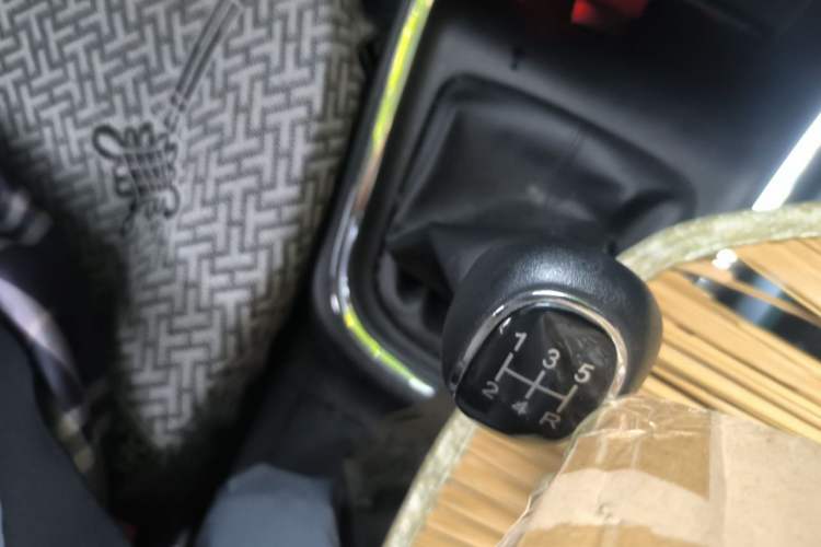 Used Jinbei Gold Hiace 2024 2.0L Travel Lion Passenger Vehicle 5/6/7-Seater CNG Central Air Conditioning Gear Lever