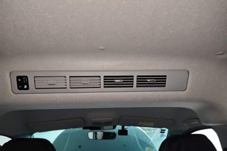 Used Jinbei Gold Hiace 2024 2.0L Travel Lion Passenger Vehicle 5/6/7-Seater CNG Central Air Conditioning Headliner