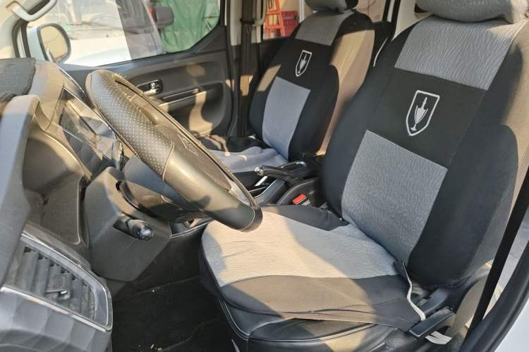 Used Jinbei Gold Hiace 2024 2.0L Travel Lion 5/6/7-Seater Central Air Conditioning Left Front Seat