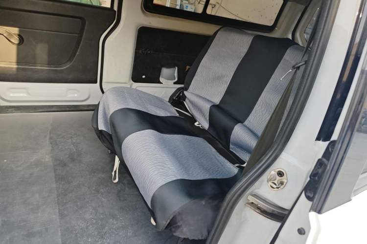 Used Jinbei Gold Hiace 2024 2.0L Travel Lion 5/6/7-Seater Central Air Conditioning Left Rear Seat