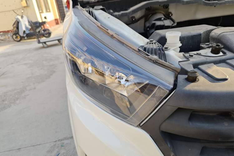 Used Jinbei Gold Hiace 2024 2.0L Travel Lion 5/6/7-Seater Central Air Conditioning Right Front Headlight