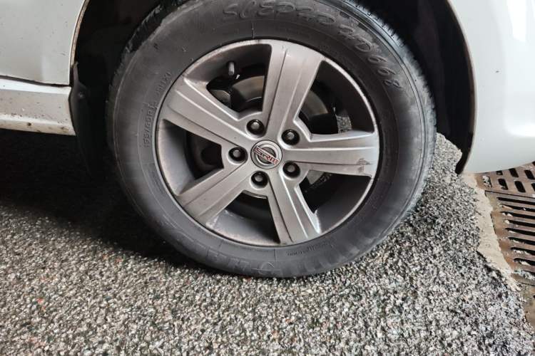Used Jinbei Gold Hiace 2024 2.0L Travel Lion Passenger Vehicle 5/6/7-Seater CNG Central Air Conditioning Right Front Wheel Hub