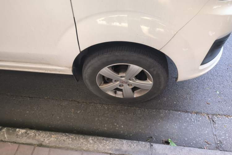 Used Jinbei Gold Hiace 2024 2.0L Travel Lion Passenger Vehicle 5/6/7-Seater CNG Central Air Conditioning Right Front Wheel Hub