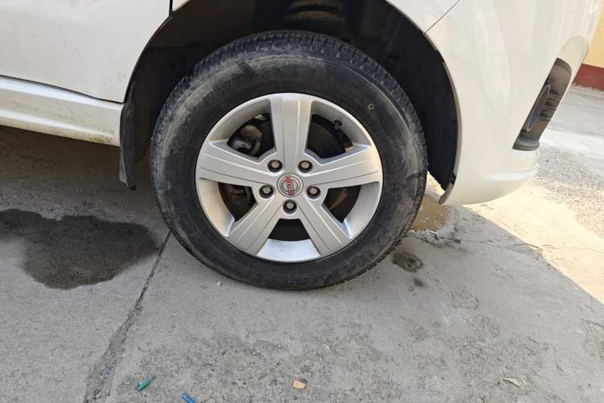 Used Jinbei Gold Hiace 2024 2.0L Travel Lion 5/6/7-Seater Central Air Conditioning Right Front Wheel Hub
