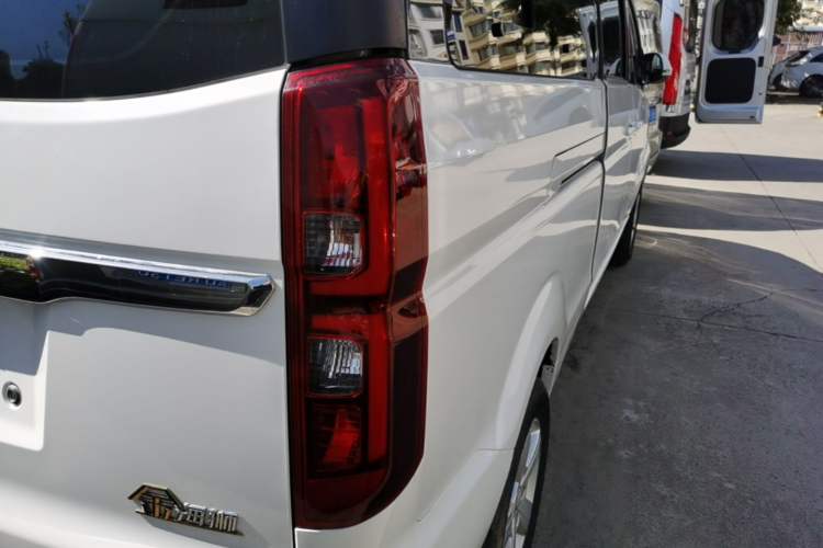 Used Jinbei Gold Hiace 2024 1.5L Passenger Vehicle Engineering Lion 9 Seats Right Rear Taillight