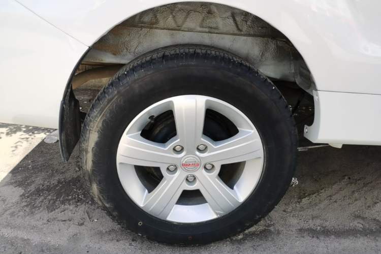 Used Jinbei Gold Hiace 2024 1.5L Passenger Vehicle Engineering Lion 9 Seats Right Rear Wheel Hub