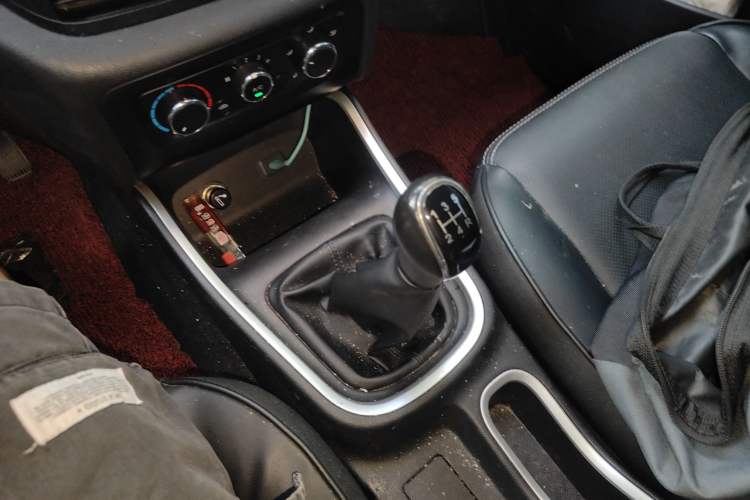 Used Jinbei Gold Hiace M Classic 2023 1.5L Travel Lion Passenger Vehicle 5/6/7 Seats Gear Lever