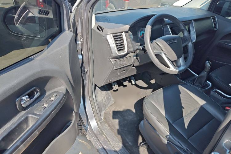 Used Jinbei Gold Hiace M Classic 2023 Panda Edition 1.5L Travel Lion Passenger Van 5/6/7 Seats Interior 2