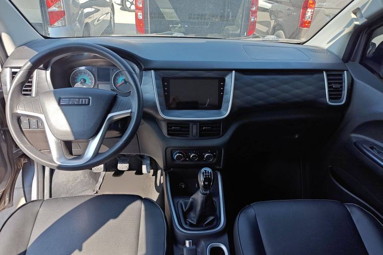 Used Jinbei Gold Hiace M Classic 2023 Panda Edition 1.5L Travel Lion Passenger Van 5/6/7 Seats Interior 3