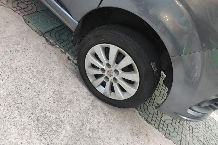 Used Jinbei Gold Hiace M Classic 2023 1.5L Travel Lion Passenger Vehicle 5/6/7 Seats Right Front Wheel Hub