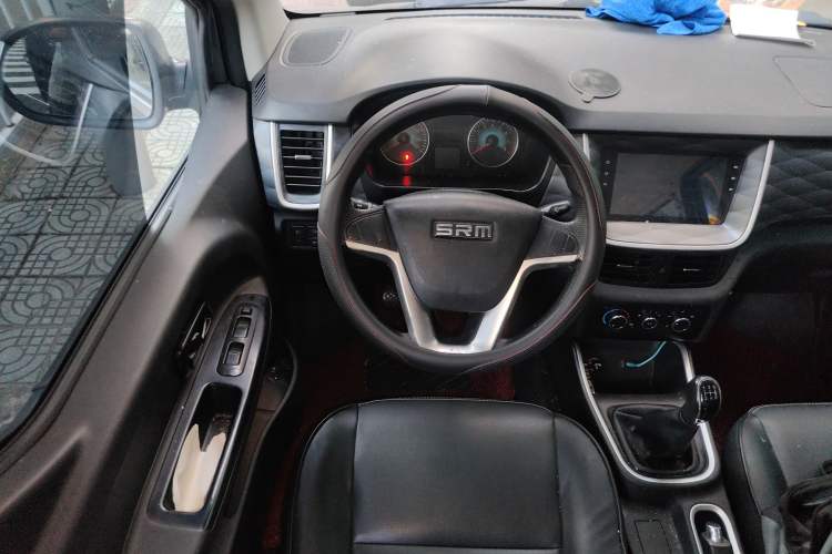 Used Jinbei Gold Hiace M Classic 2023 1.5L Travel Lion Passenger Vehicle 5/6/7 Seats Steering Wheel