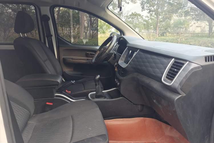 Used Jinbei Gold Hiace M Classic 2024 1.5L Engineering Lion Passenger Vehicle 6 Seats Interior 8