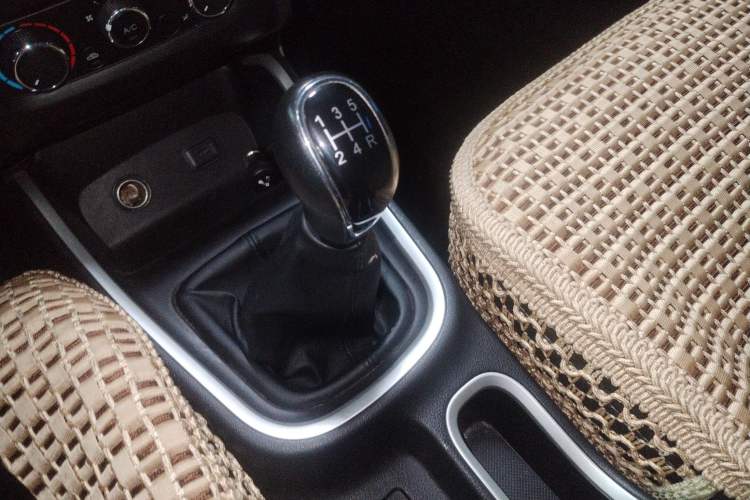 Used Jinbei Gold Hiace M Classic 2022 1.5L Engineering Lion Passenger Vehicle 5 Seats Gear Lever
