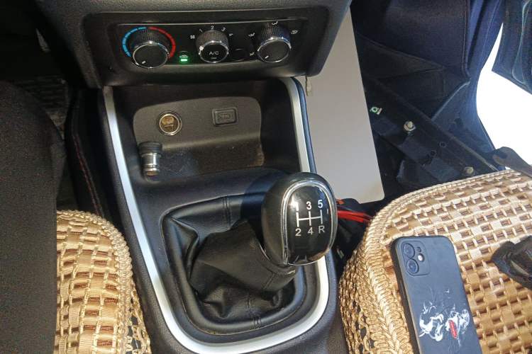 Used Jinbei Gold Hiace M Classic 2022 1.5L Engineering Lion Passenger Vehicle 5 Seats Gear Lever