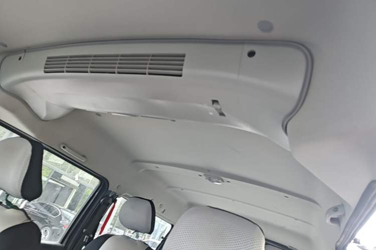 Used Jinbei Gold Hiace M Classic 2022 1.5L Travel Lion Passenger Van 7 Seats Headliner