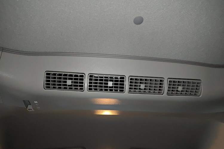 Used Jinbei Gold Hiace M Classic 2022 1.5L Travel Lion Passenger Van 6 Seats Headliner