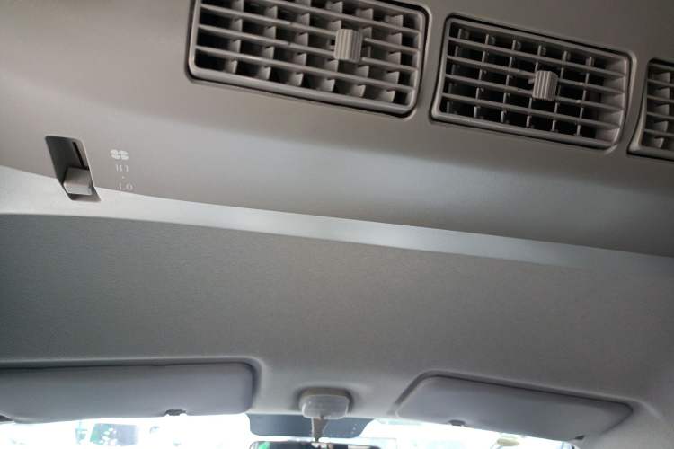 Used Jinbei Gold Hiace M Classic 2022 1.5L Travel Lion Passenger Van 7 Seats Headliner