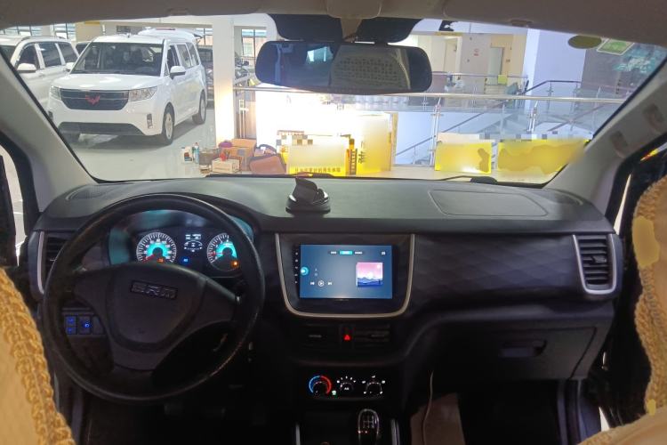 Used Jinbei Gold Hiace M Classic 2022 1.5L Engineering Lion Passenger Vehicle 5 Seats Interior 2