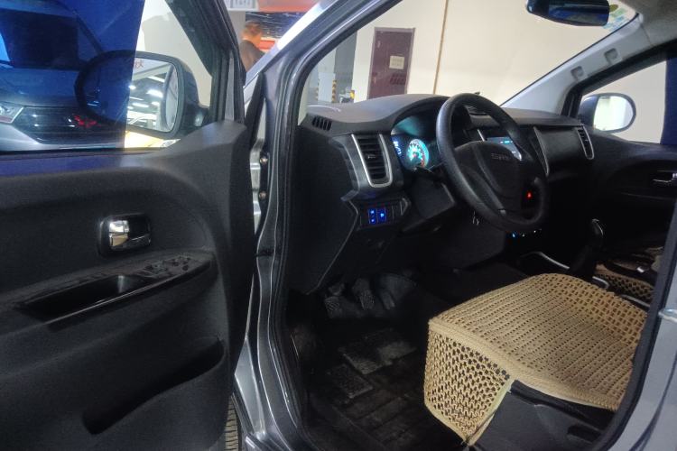 Used Jinbei Gold Hiace M Classic 2022 1.5L Engineering Lion Passenger Vehicle 5 Seats Interior 3