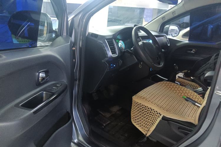 Used Jinbei Gold Hiace M Classic 2022 1.5L Engineering Lion Passenger Vehicle 5 Seats Interior 3