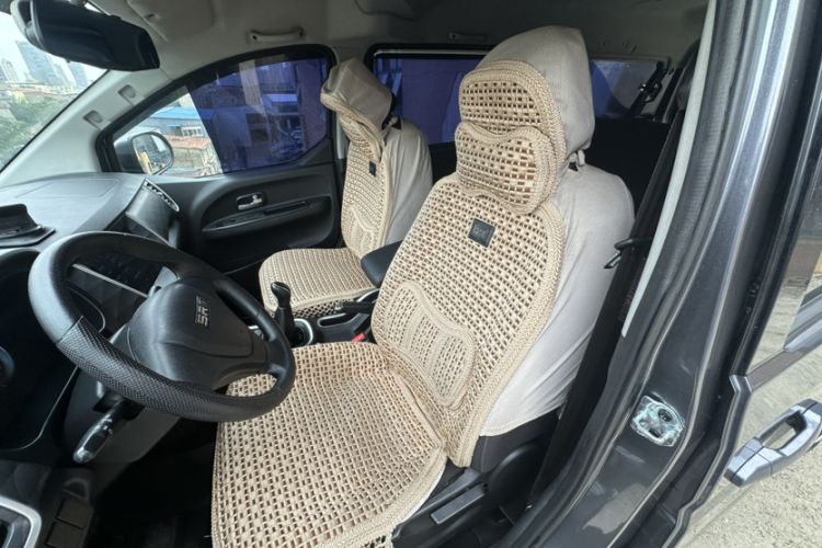 Used Jinbei Gold Hiace M Classic 2022 1.5L Engineering Lion Passenger Vehicle 5 Seats Interior 4