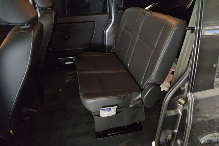 Used Jinbei Gold Hiace M Classic 2022 1.5L Travel Lion Passenger Van 6 Seats Left Rear Seat