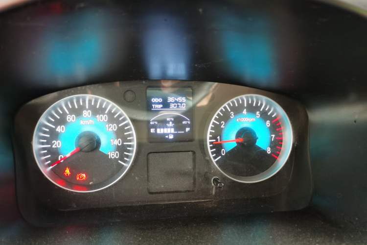 Used Jinbei Gold Hiace M Classic 2022 1.5L Engineering Lion Passenger Vehicle 6 Seats Odometer Close Up